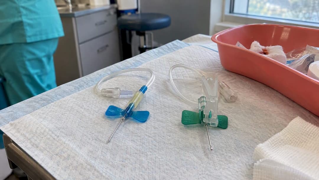 Safety and conventional winged needles compared