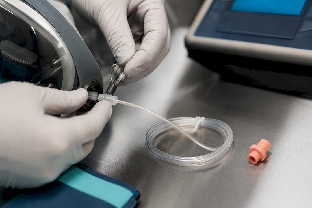 Sampling probe attached to respirator facepiece
